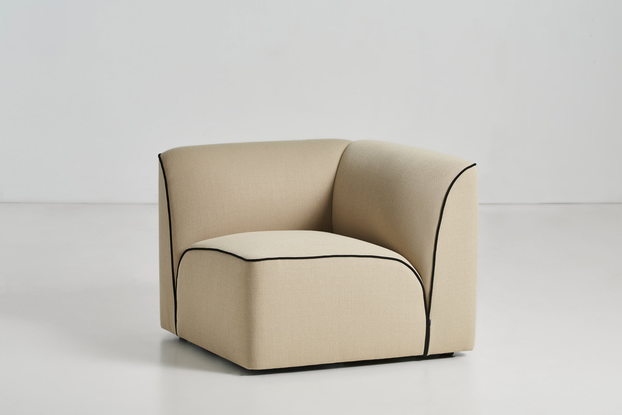 Beige Flora Modul-Sofa von Woud, ein 2,5-Sitzer mit schwarzer Paspelierung, modernes Design für Wohnzimmer.