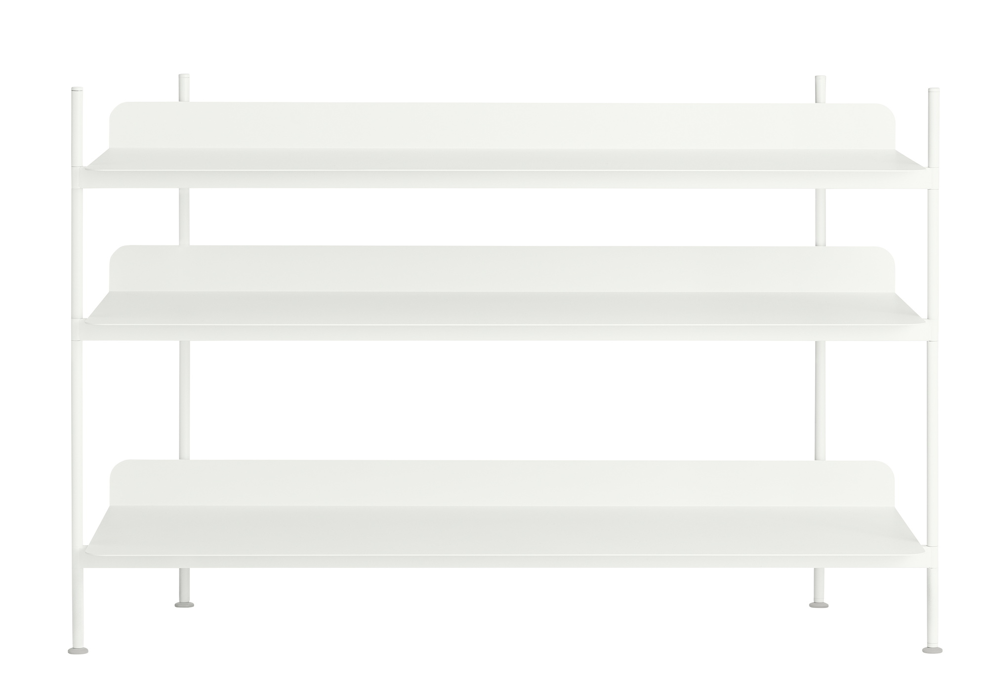 Muuto Compile Regalsystem in Weiß mit drei Regalböden für moderne Wohnraumgestaltung.