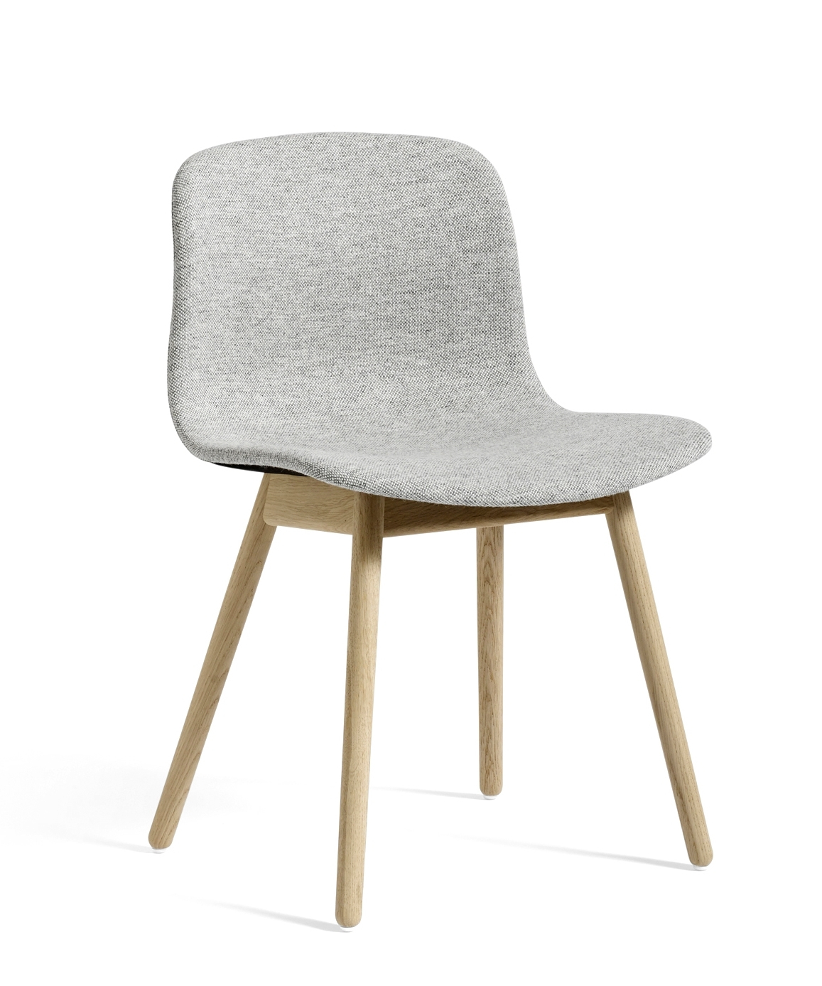 About A Chair AAC13 Stuhl von Hay mit grauem Stoffbezug und Holzbeinen.