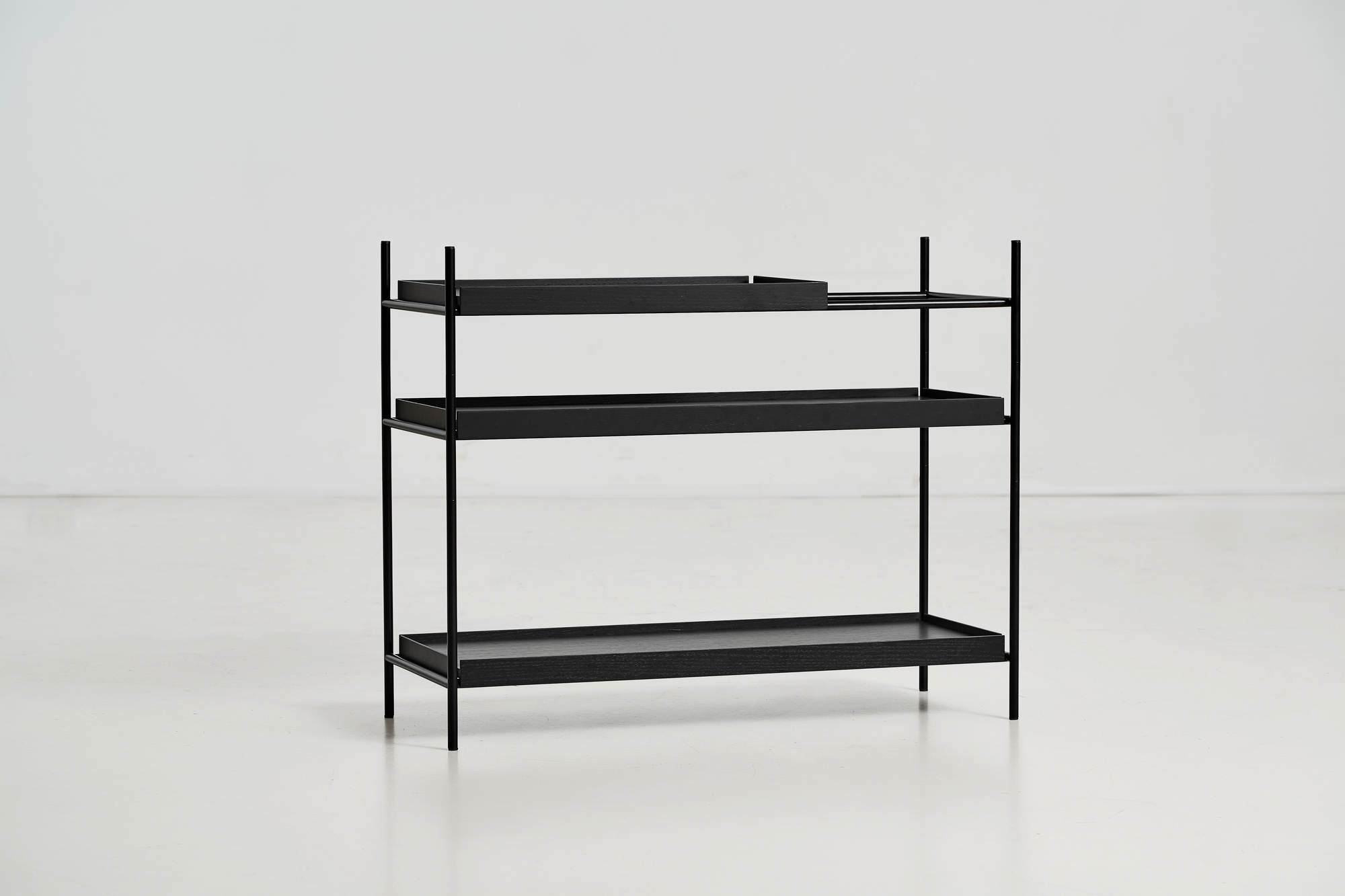 Schwarzes Tray Shelf Low Regal von Woud mit drei Ablageflächen und minimalistischem Design.