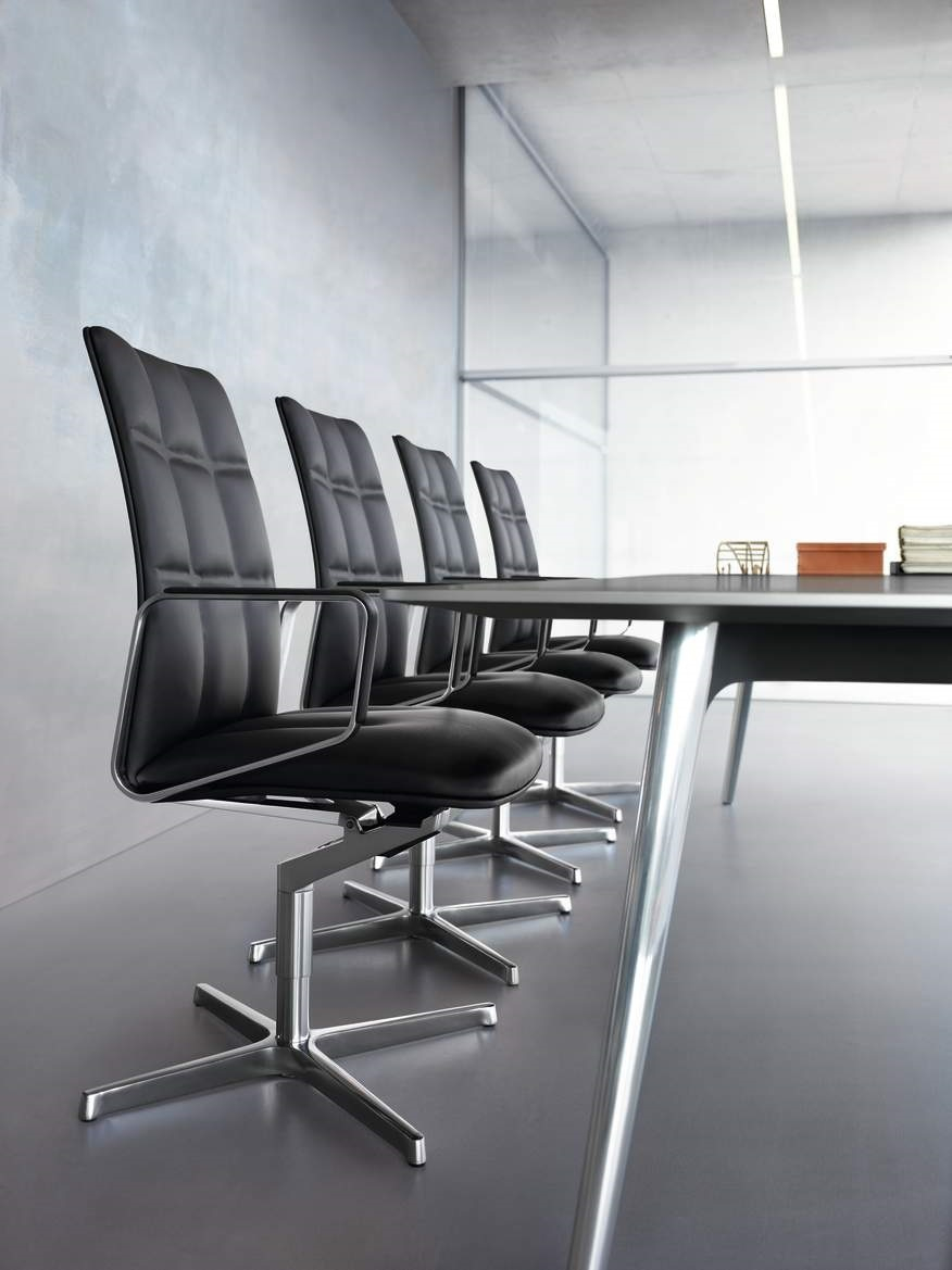 Reihe von schwarzen Leadchair Executive Bürostühlen von Walter Knoll mit Chromgestell an Konferenztisch.