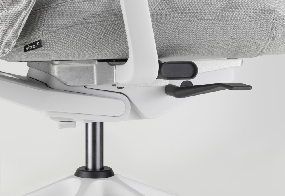 Detailaufnahme des Vitra ID Chair Soft Bürodrehstuhls: Höhenverstellung, grauer Stoffbezug, ergonomisches Design.