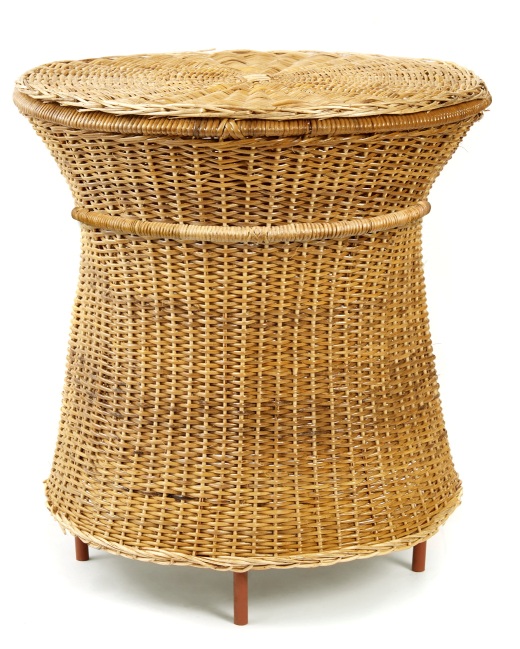 Caribe Natural Beistelltisch Outdoor von ames: Geflochtener Rattantisch mit Deckel und braunen Beinen.