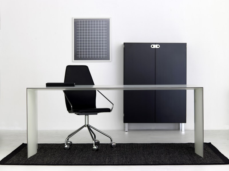 Karl Andersson Thinner Tisch mit Bürostuhl und schwarzem Schrank, modernes Büro-Interieur.