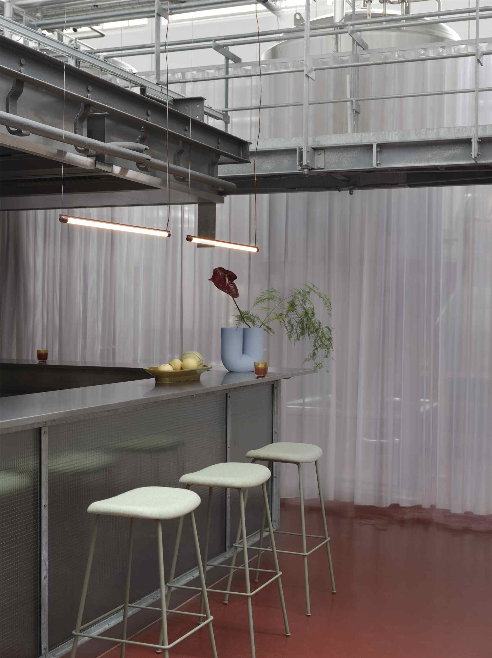 Kink-vaas H 26,3 cm Muuto Dieprood