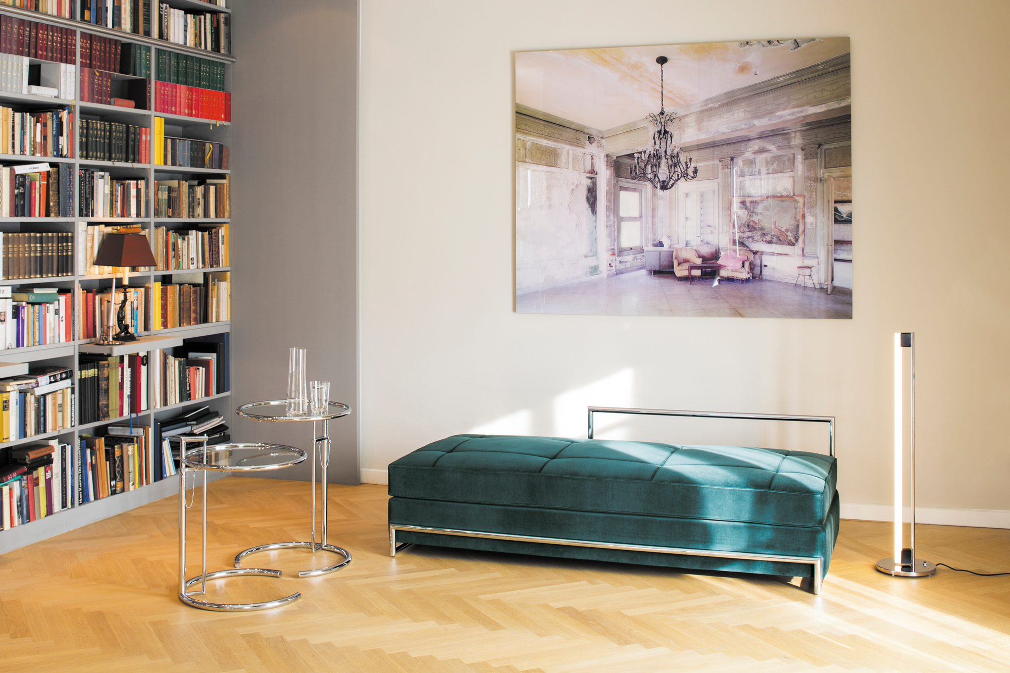 ClassiCon Adjustable Table E1027 Beistelltisch im modernen Wohnzimmer mit Bücherregal und Kunst, höhenverstellbarer Design Tisch.