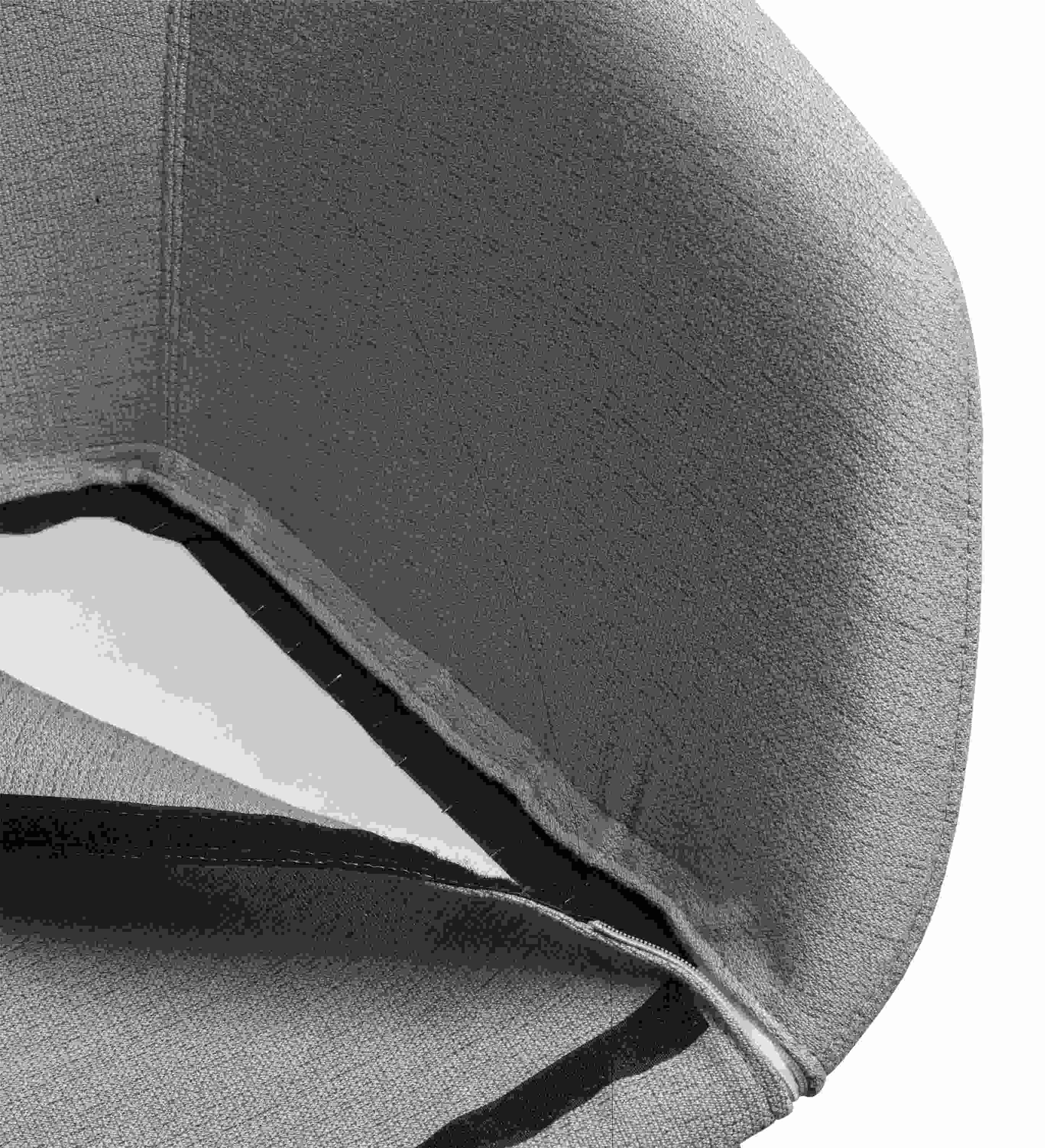 Detailaufnahme Little Giraffe Stuhl von Fritz Hansen mit abnehmbarem Bezug und Reißverschluss in Grau.