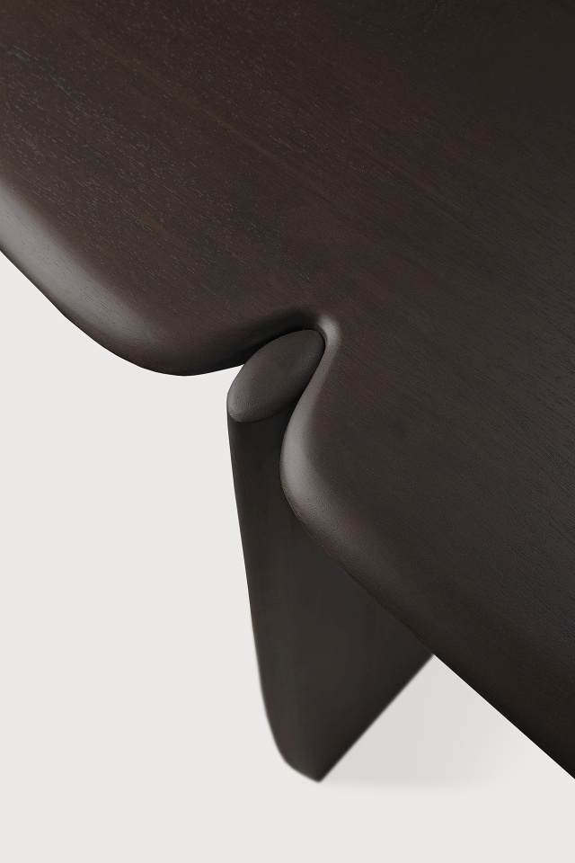 Detailaufnahme der Ethnicraft PI Konsole in Mahagoni dunkelbraun, zeigt die elegante Holzverarbeitung.
