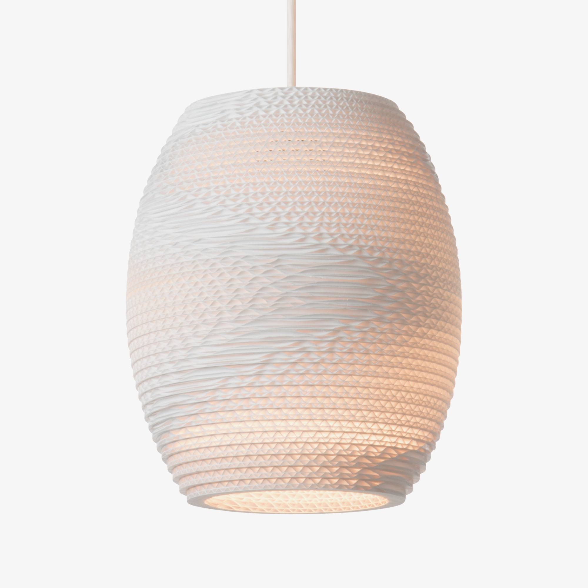 Weiße Scraplights Oliv Hängeleuchte von Graypants mit filigranem Muster und warmem Lichtschein.