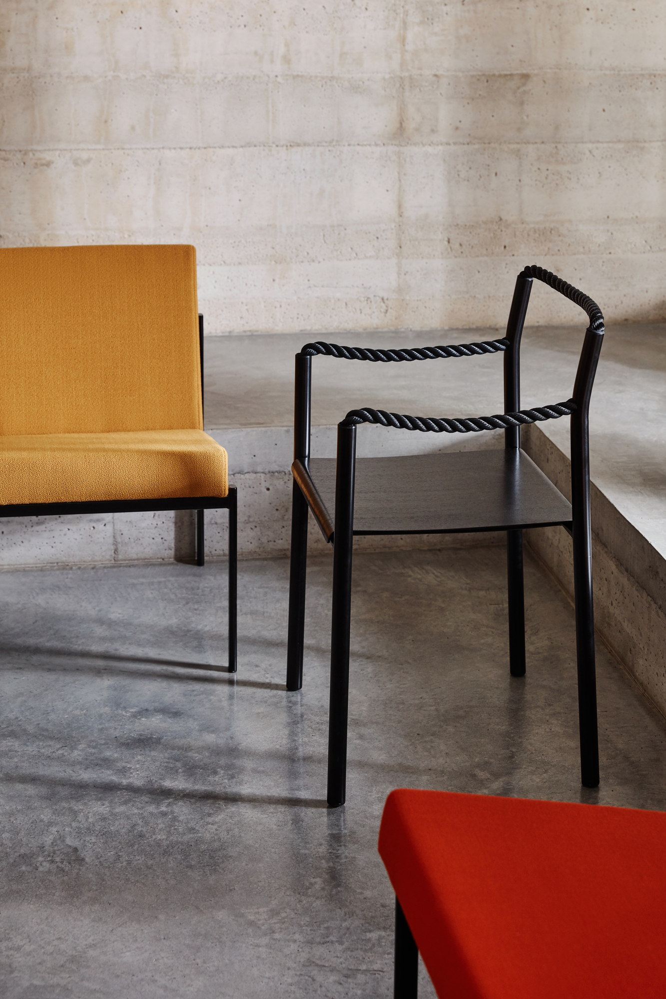 Nahaufnahme des Artek Rope Chair Stuhls mit schwarzem Rahmen und Seil-Detail, moderne Möbel.
