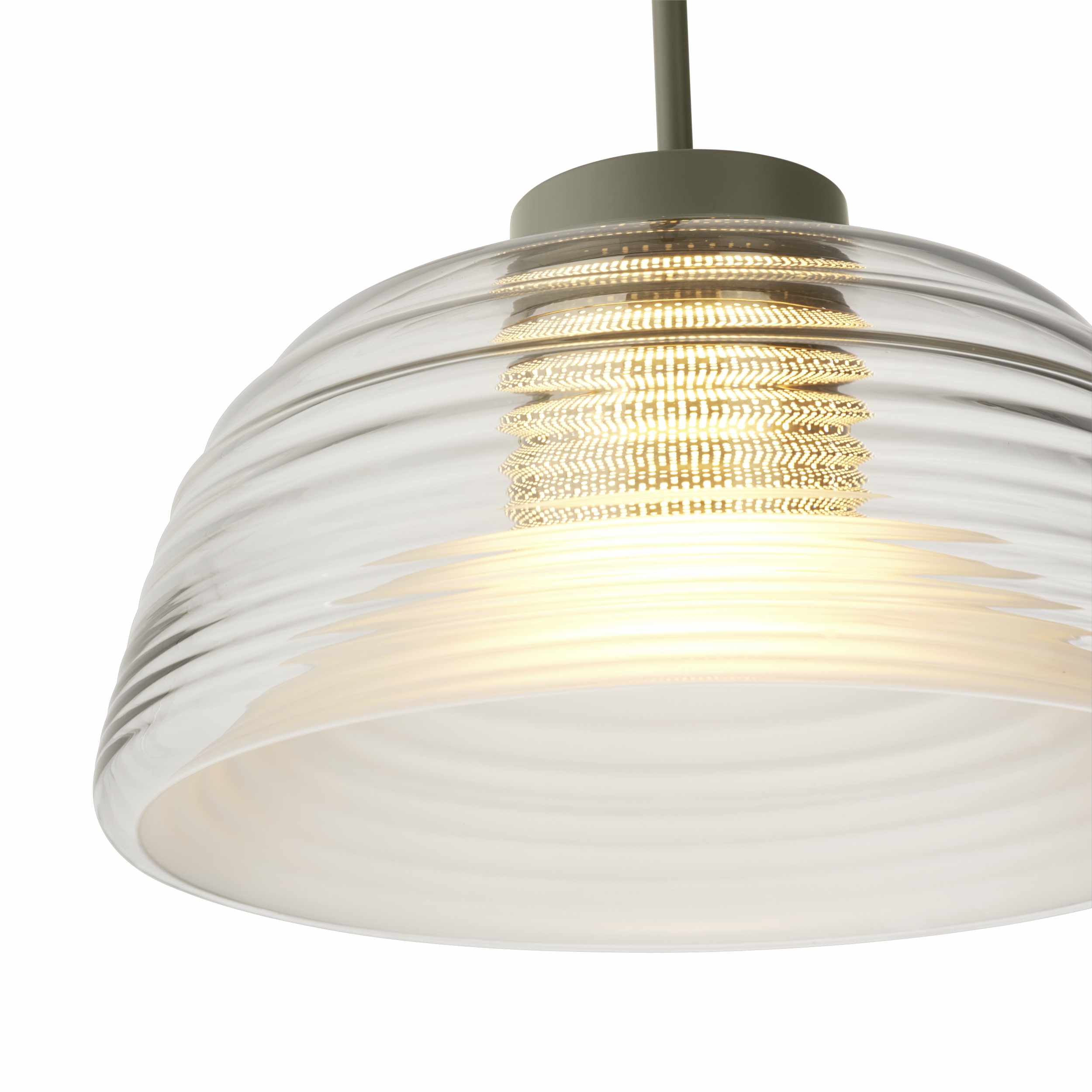Nahaufnahme der Muuto Two-Layer Pendelleuchte mit transparentem, gewelltem Glasschirm und warmem Lichtschein.