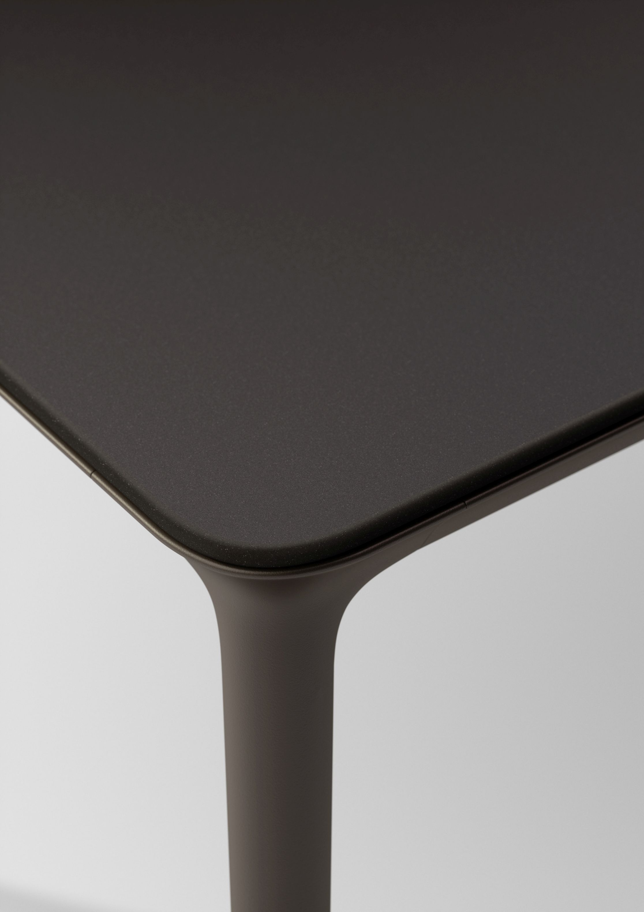 Detailaufnahme des Bellmonde Esstischs: Dunkle HPL Tischplatte für den Outdoor-Bereich.