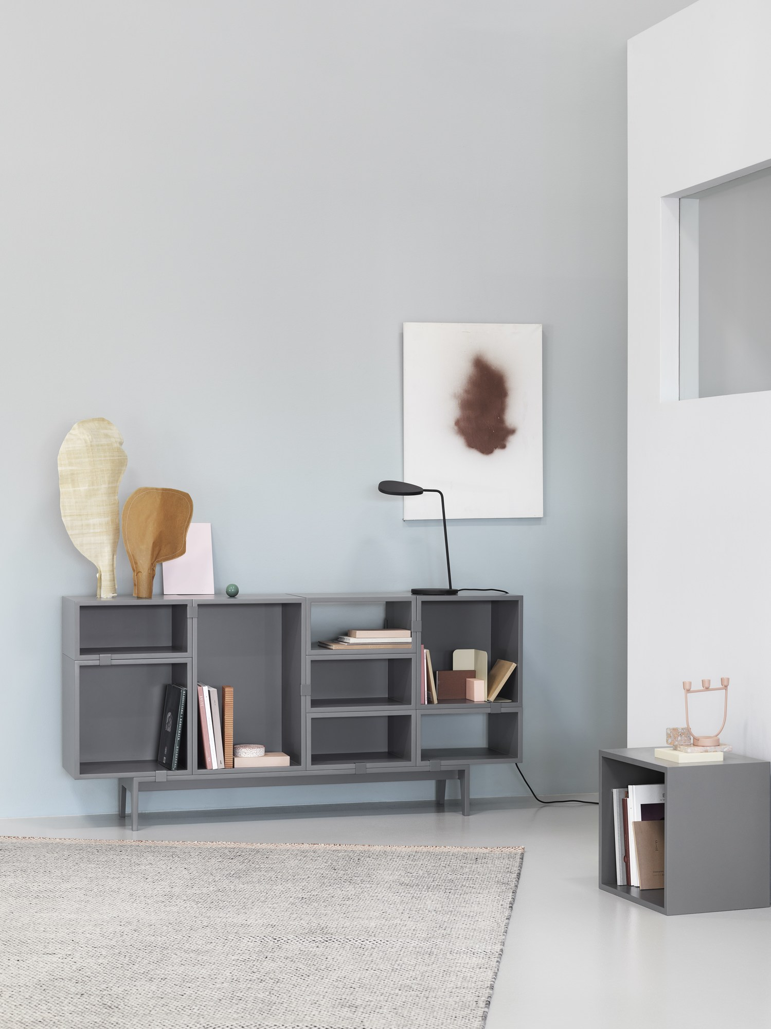 Graue Leaf Table Lamp Tischleuchte von Muuto auf einem grauen Regal im modernen Interieur.