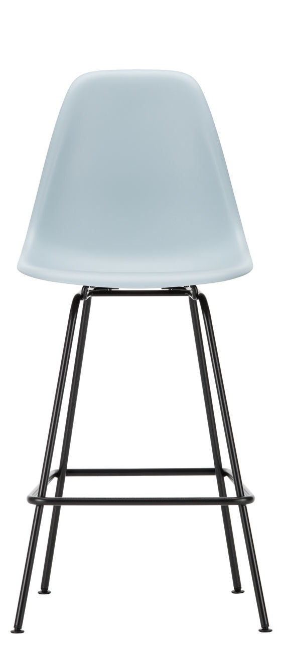 Eames Plastic Bar Stool von Vitra in Hellblau mit schwarzem Metallgestell, Ansicht von vorn.