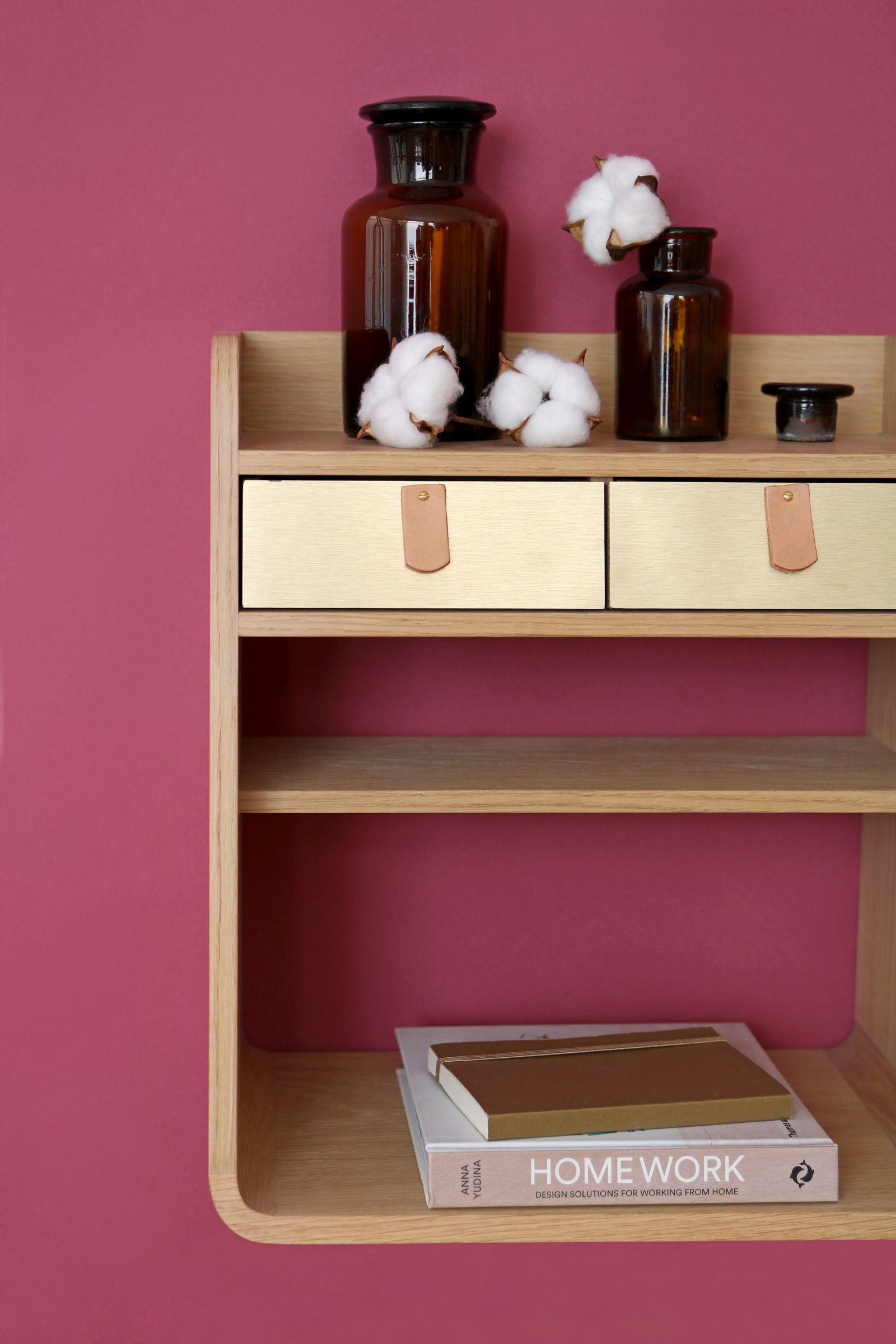 Hartô Suzon Wandschrank aus Eiche und Weiß mit zwei Schubladen und Regalen.