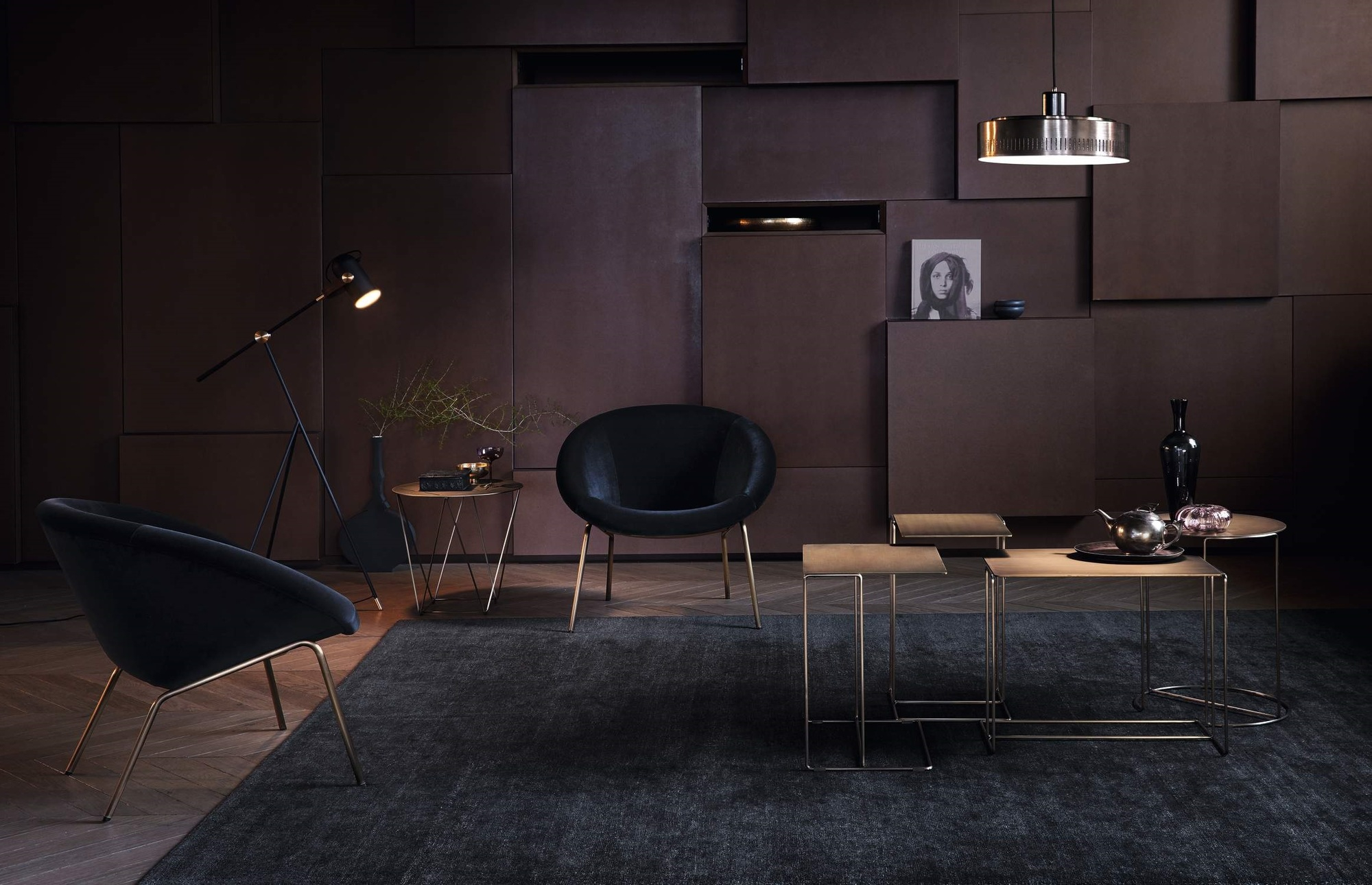 Oki Beistelltisch von Walter Knoll in stilvollem Wohnzimmer mit Sessel, Lampe und Teppich.