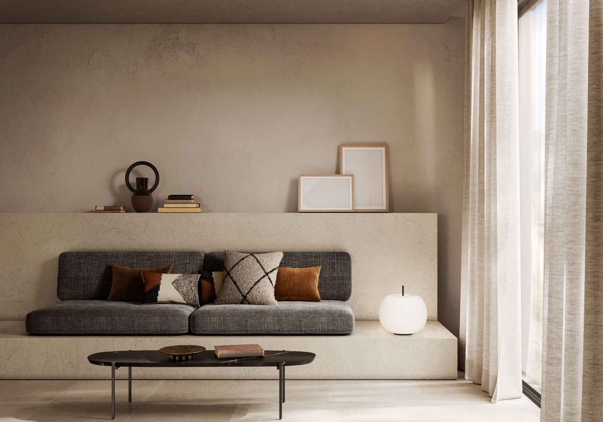Graues Sofa mit Zierkissen, schwarzer Couchtisch und beigen Vorhängen in einem modernen Wohnzimmer.