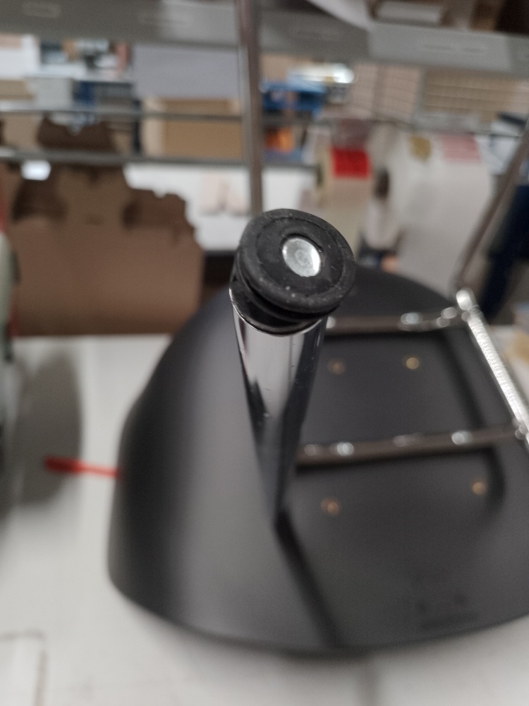 Detailaufnahme vom Fuß eines schwarzen About A Chair AAC26 Stuhls mit Chromgestell, ein Mängelexemplar.