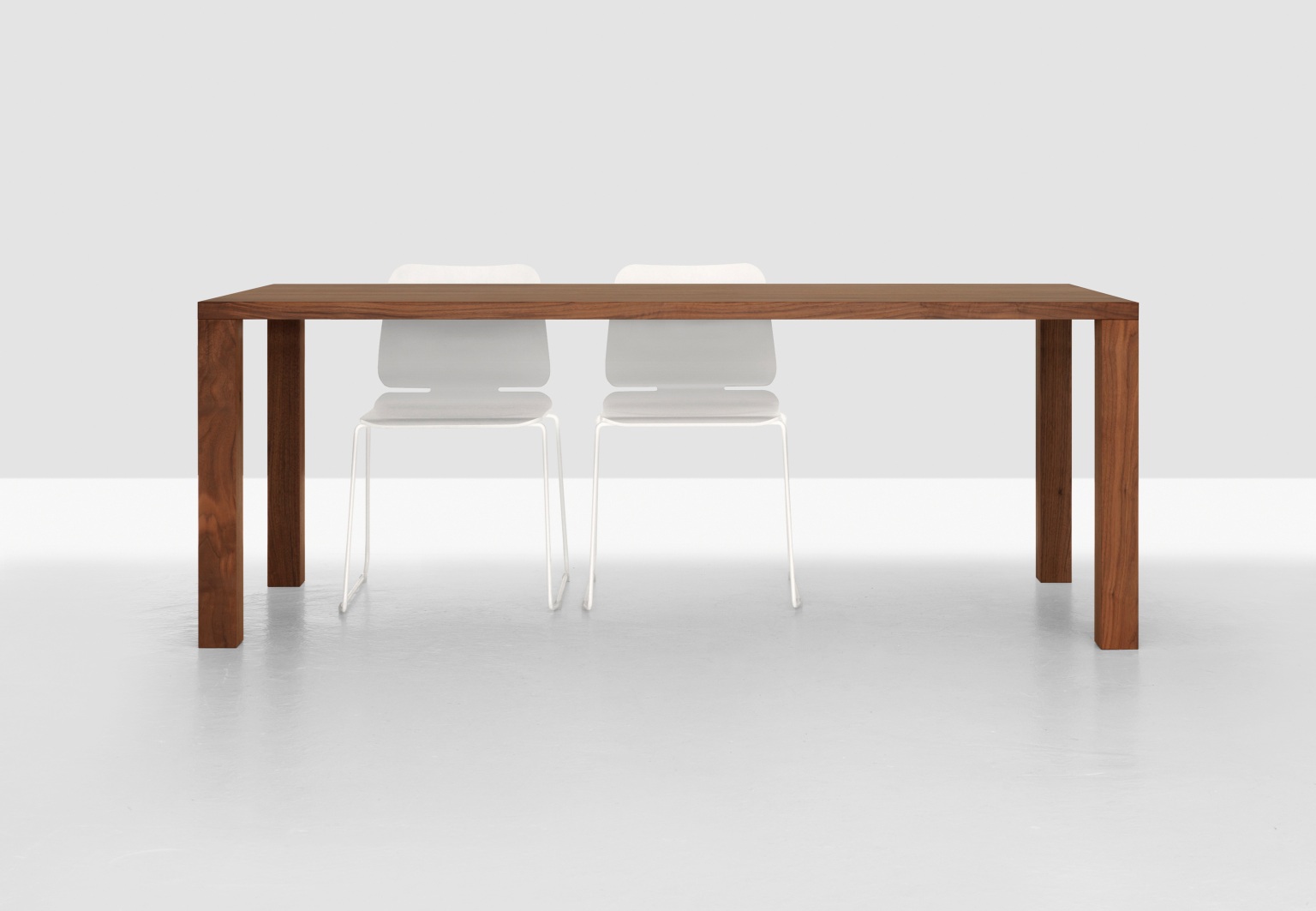Pjur Esstisch Zeitraum: Rechteckiger Holztisch mit zwei weißen Stühlen im minimalistischen Design.