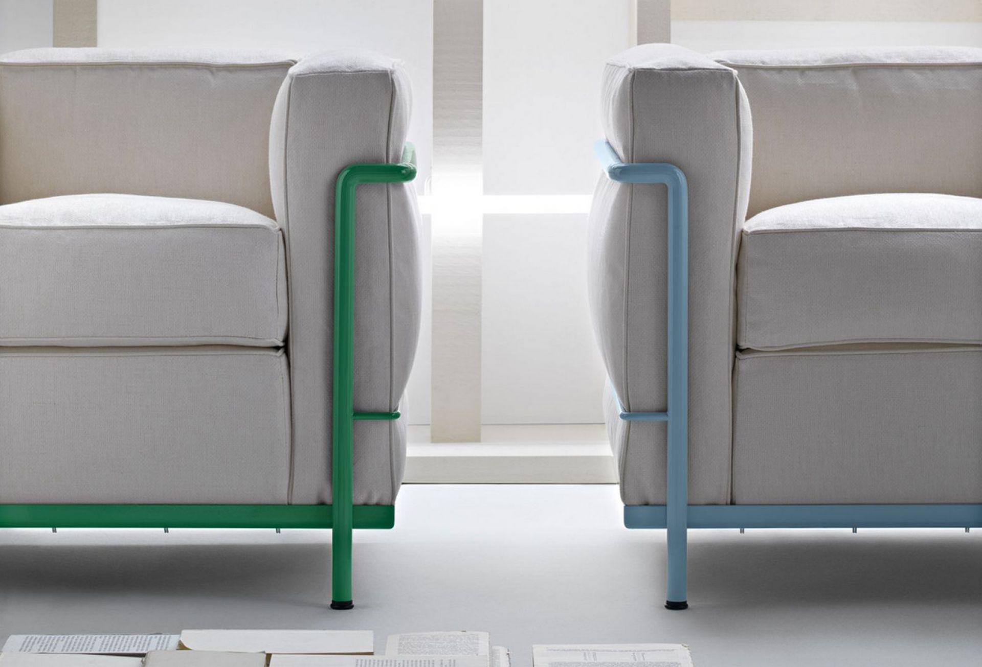 Detailaufnahme von zwei Cassina Grand Confort Sesseln mit farbigem Stahlrohrgestell, moderner Lounge Sessel.