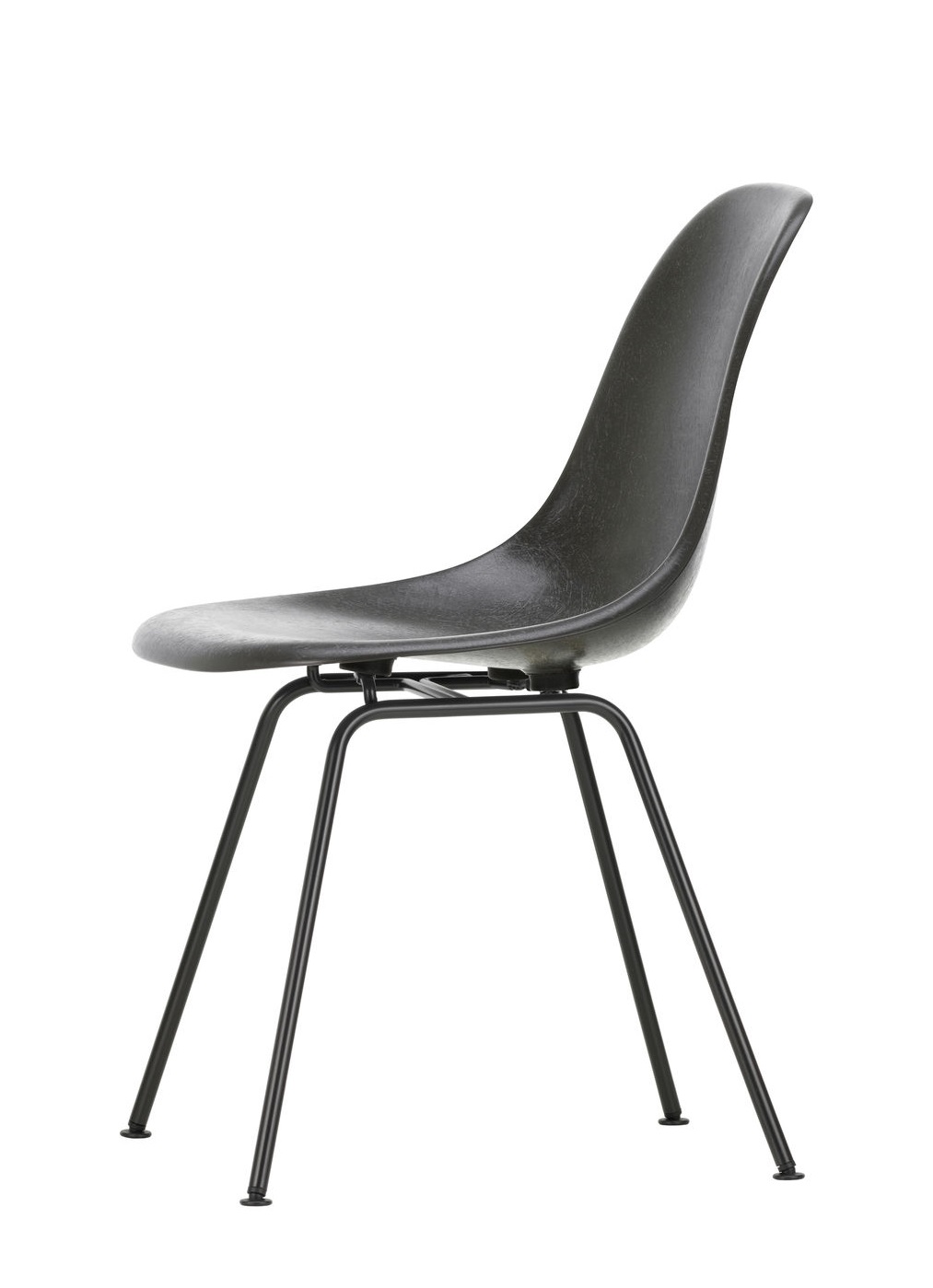 Eames Fiberglass Chair DSX Stuhl von Vitra in Schwarz, Seitenansicht auf weißem Hintergrund.