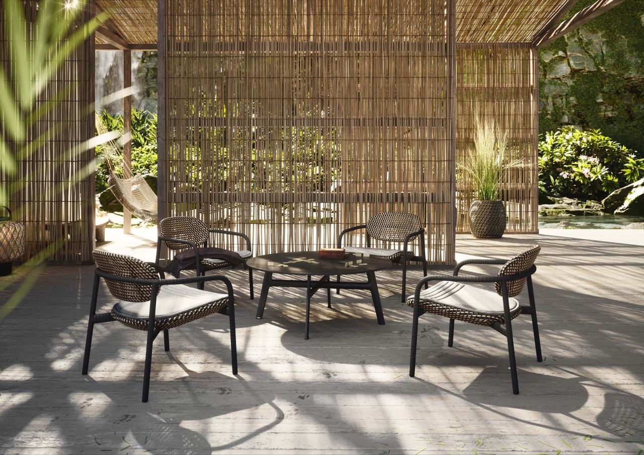 ROII Stuhl von Dedon: Gartenmöbel-Set mit vier Stühlen und Tisch auf einer Terrasse.