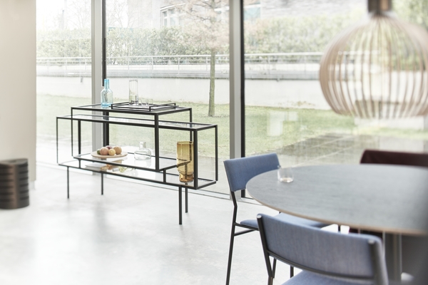 Tangled Kabinettschrank Sideboard Spectrum mit Glasablagen und schwarzem Metallrahmen im modernen Wohnzimmer.
