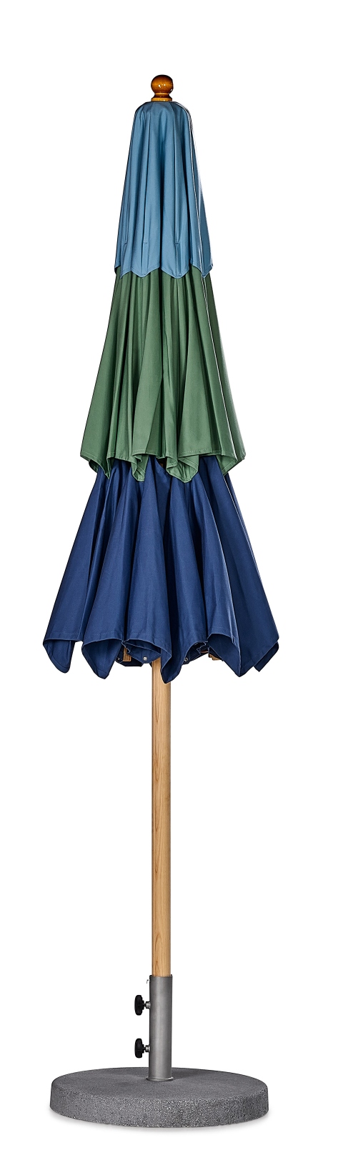 Weishäupl Klassiker Schirm mit blauem, grünem Stoff und Holzstamm auf einem grauen Betonsockel.
