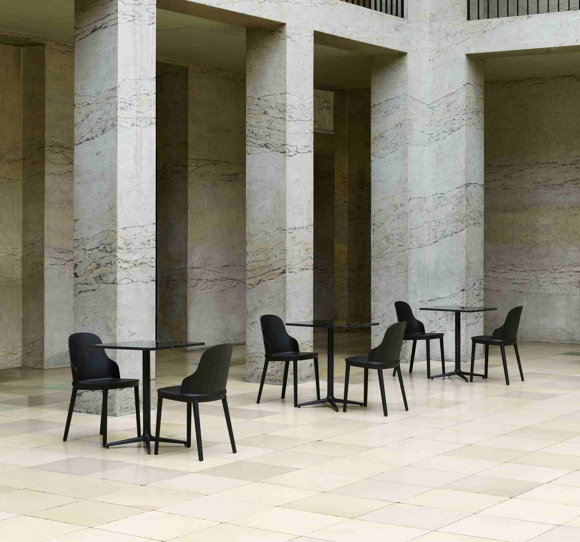 Schwarze Allez Chair PP Stühle von Normann Copenhagen mit Tischen in einem eleganten, minimalistischen Raum.