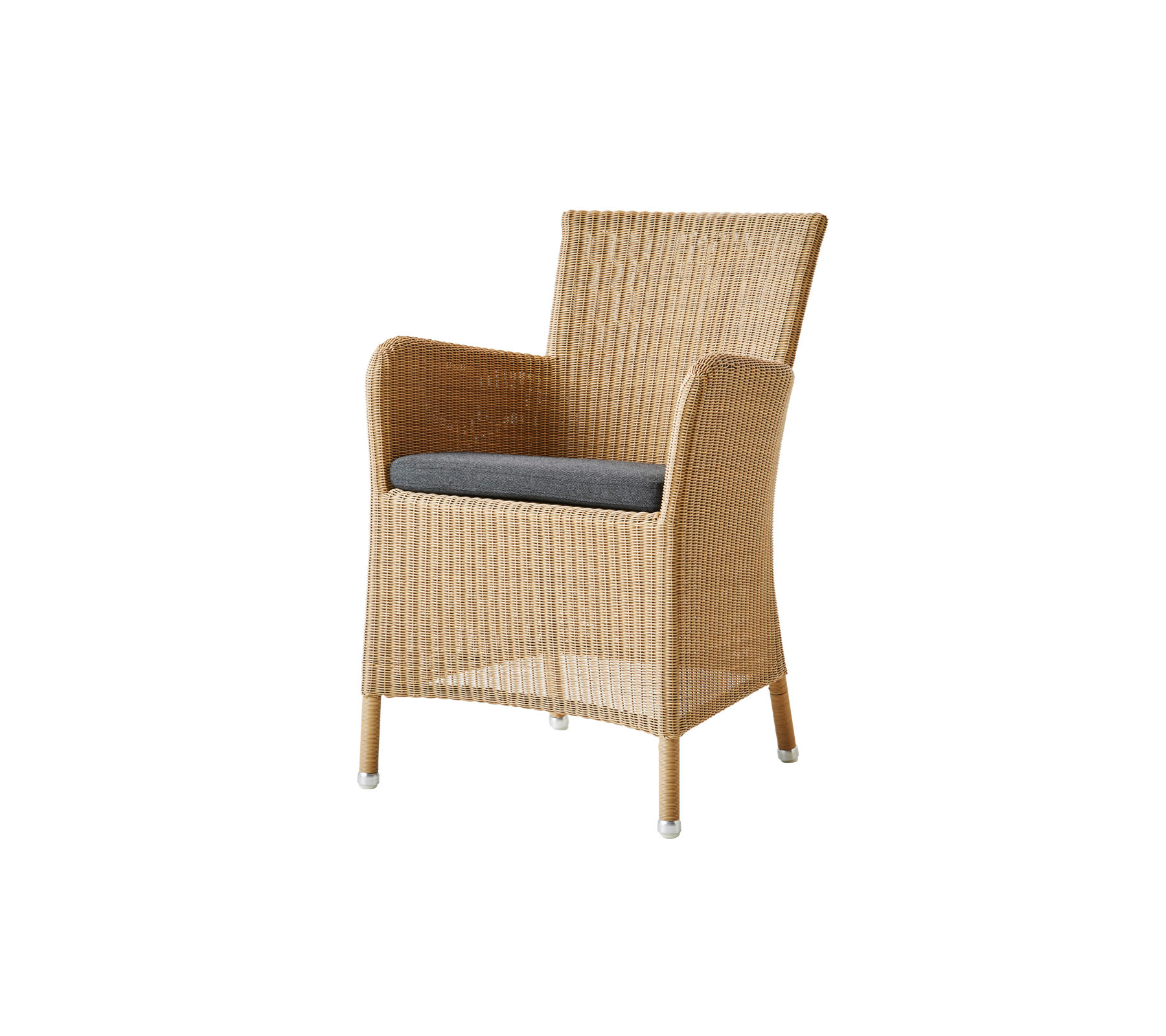 Heller Rattansessel mit Armlehnen und grauem Sitzkissen, Cane-Line Hampsted Stil, Gartenmöbel.