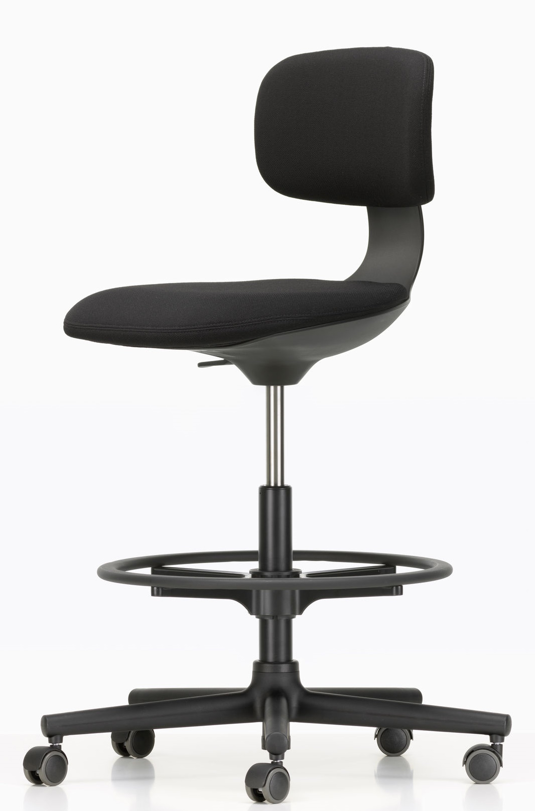 Schwarzer Vitra Rookie High Bürodrehstuhl mit Fußstütze und Rollen vor weißem Hintergrund, ergonomischer Arbeitsstuhl.