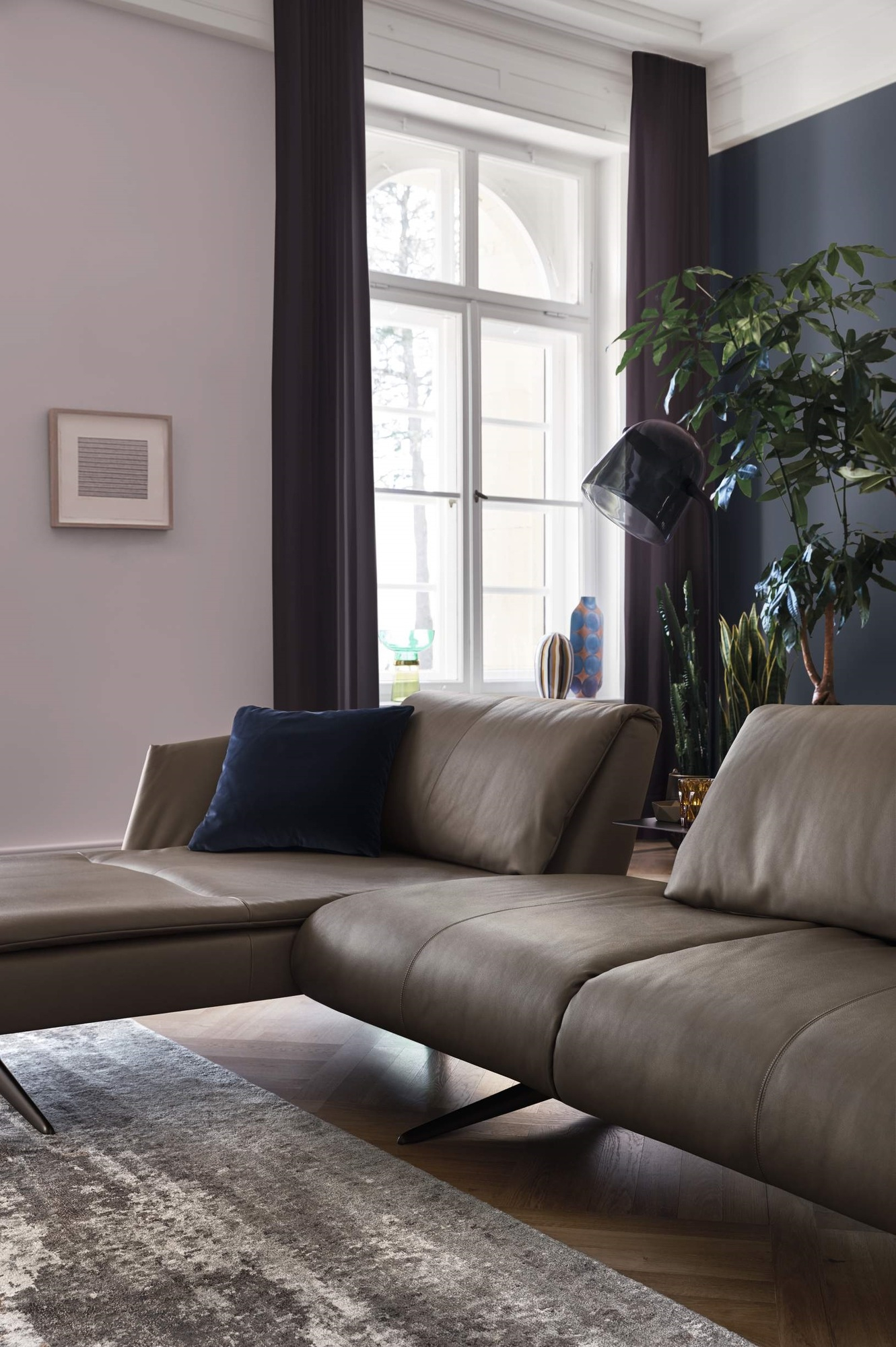 Nahaufnahme eines Walter Knoll Ledersofas mit Beistelltisch, Lampe und Dekoration im modernen Wohnzimmer.