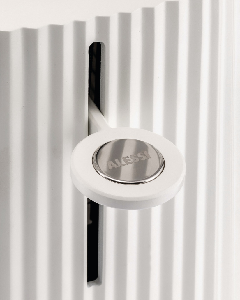 Detailaufnahme des Alessi Plissé Toaster-Sets in Schwarz, mit Fokus auf den Einstellknopf.