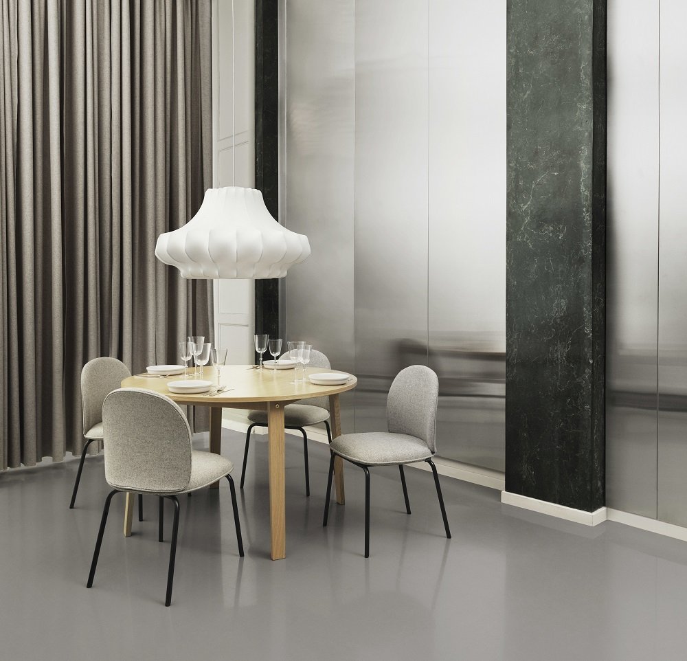 Esszimmer mit rundem Holztisch und vier grauen Ace Chair Stühlen von Normann Copenhagen.
