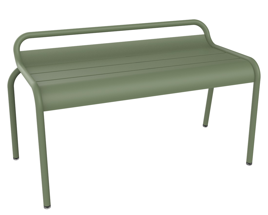 Grüne Luxembourg Bank von Fermob für den Außenbereich, kompaktes Design mit Lattenrostsitzfläche.