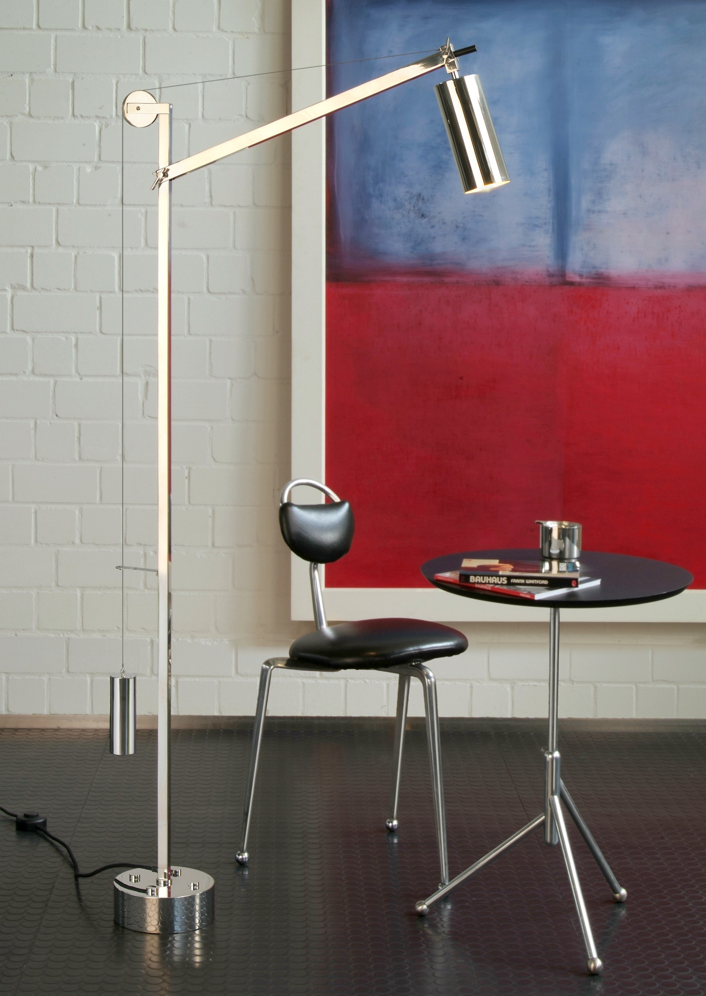 Silberne Bauhaus BH 23 Stehleuchte von Tecnolumen mit Gegengewicht, modernes Design für Wohnzimmer und Büro.