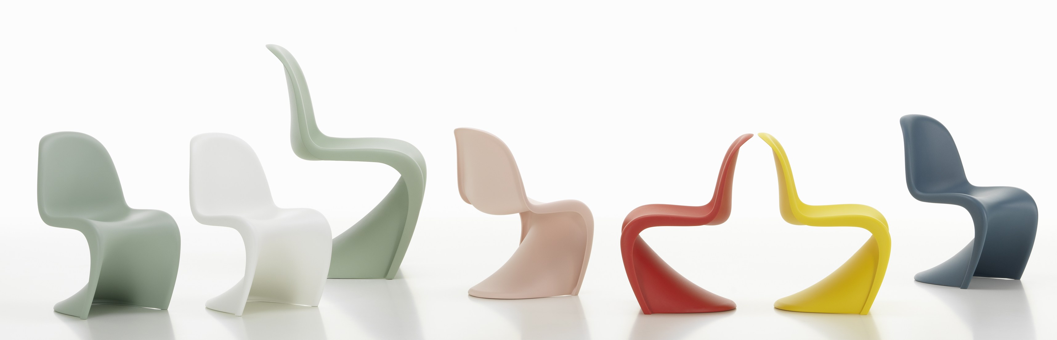 Reihe von Panton Junior Stühlen in verschiedenen Farben, darunter ein goldgelber Designklassiker von Vitra.