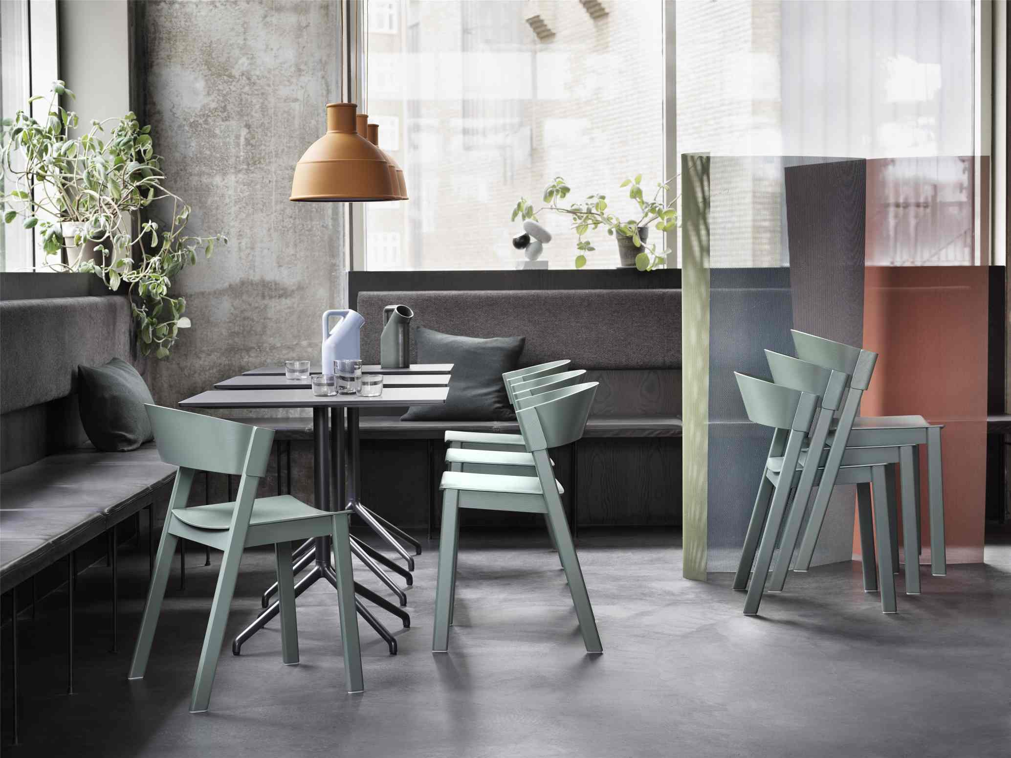 Helle, moderne Büroeinrichtung mit Cover  Side Chair Stühlen von Muuto in mintgrün, Tisch, Sitzbank und dekorativen Elementen.
