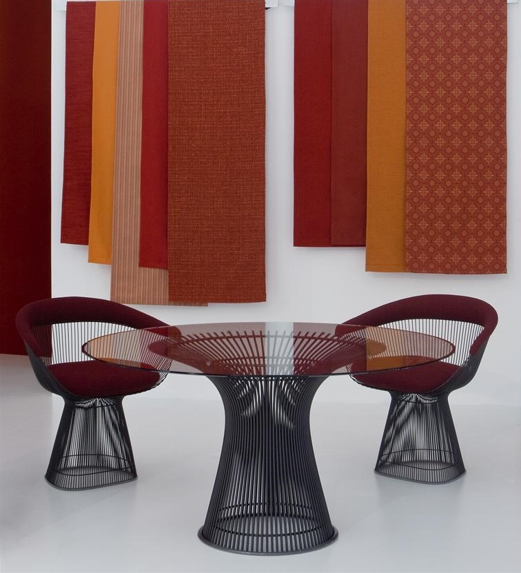 Platner Tisch von Knoll International mit Glasplatte und zwei Platner Stühlen in Rot.