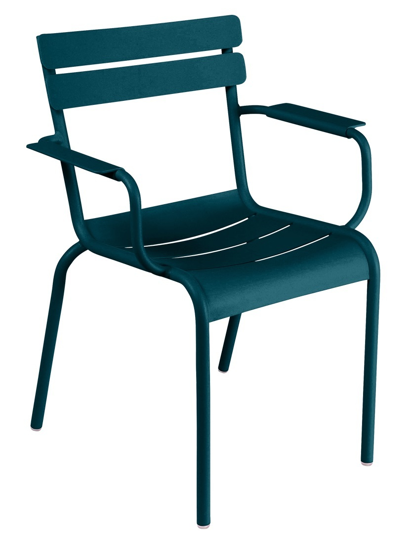 Luxembourg Outdoor Chair von Fermob in Schwarzkirsche: Moderner Gartensessel aus Metall mit Armlehnen für den Außenbereich.