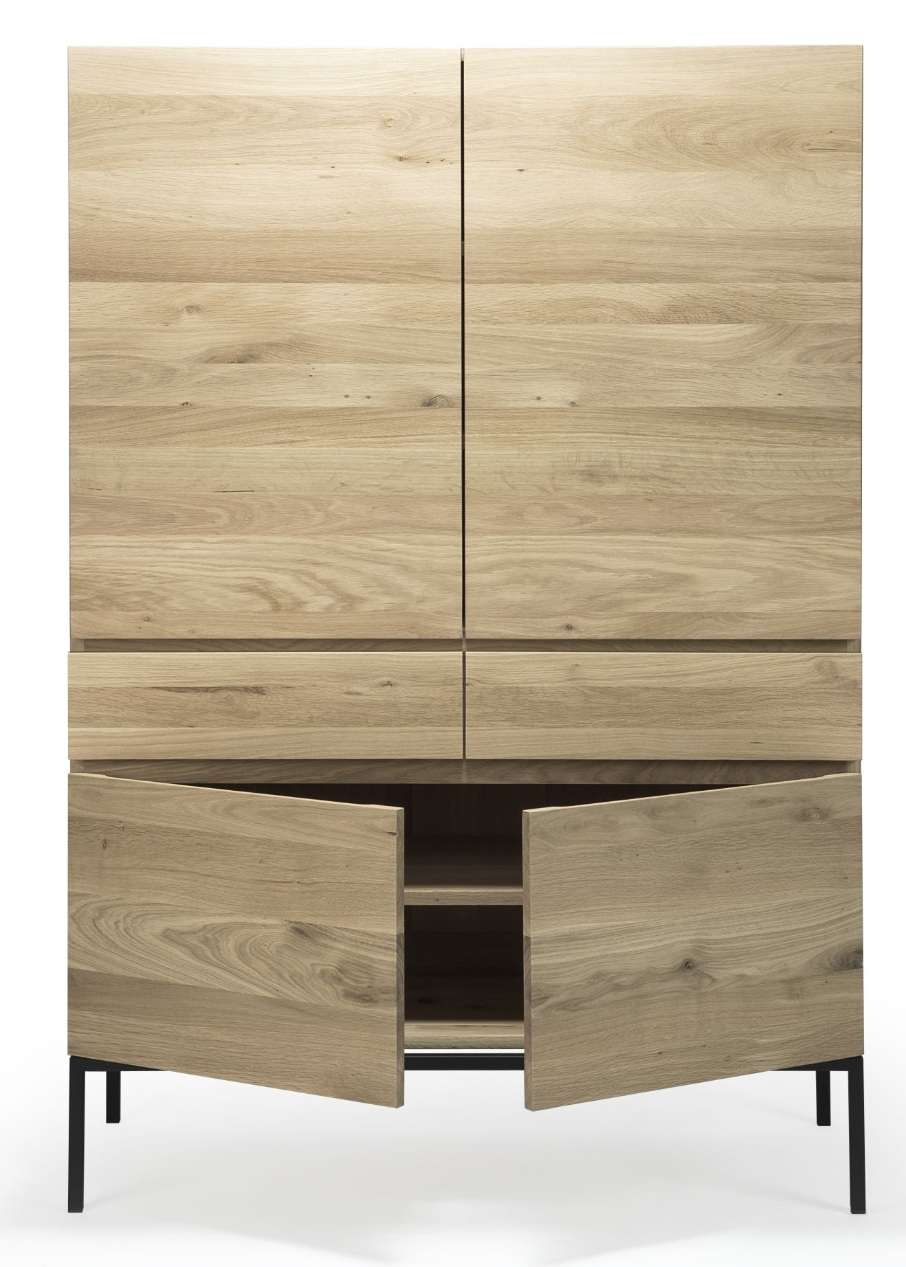 Ligna Hochschrank Eiche Ethnicraft mit zwei Schubladen und offenen Türen auf schwarzem Metallgestell.