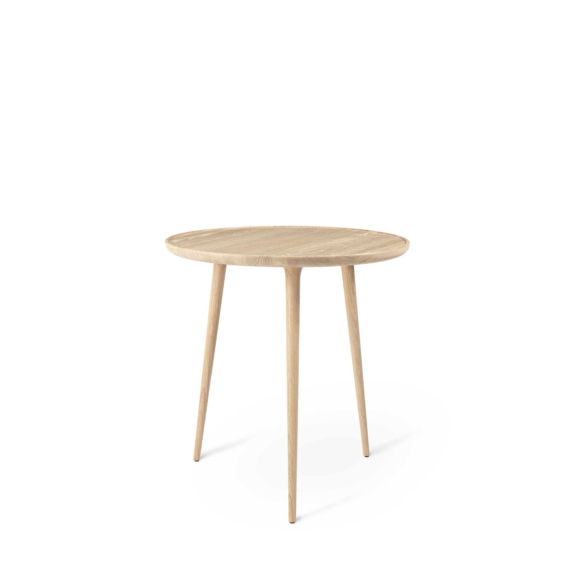 Accent Beistelltisch aus Eiche natur matt von Mater, runder Holztisch mit drei Beinen.