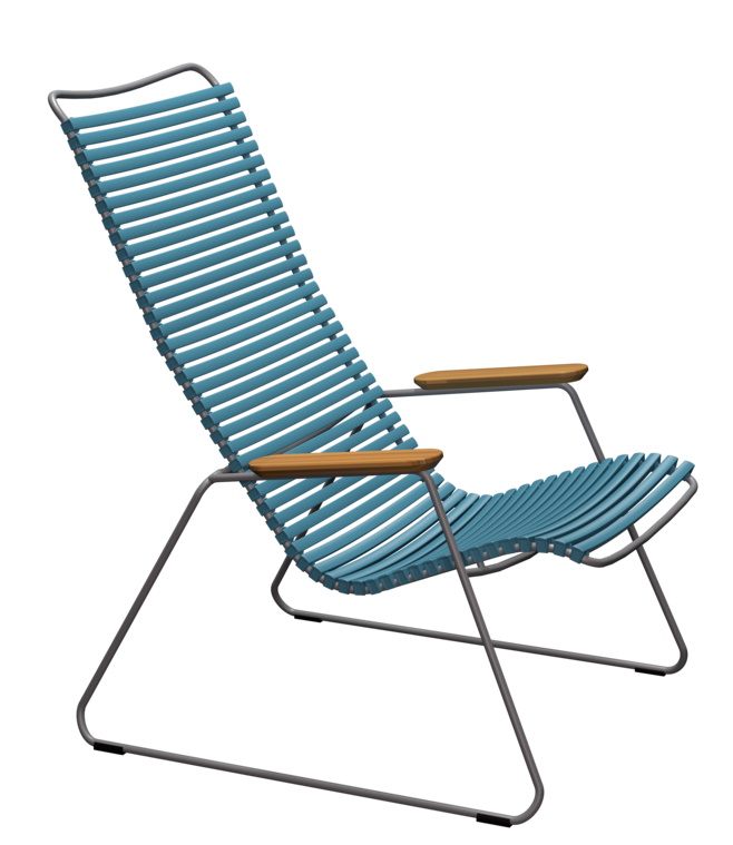 Houe Click Lounge Chair Sessel für den Außenbereich, dunkelgraues Gestell, blaue Lamellen und Armlehnen aus Bambus.