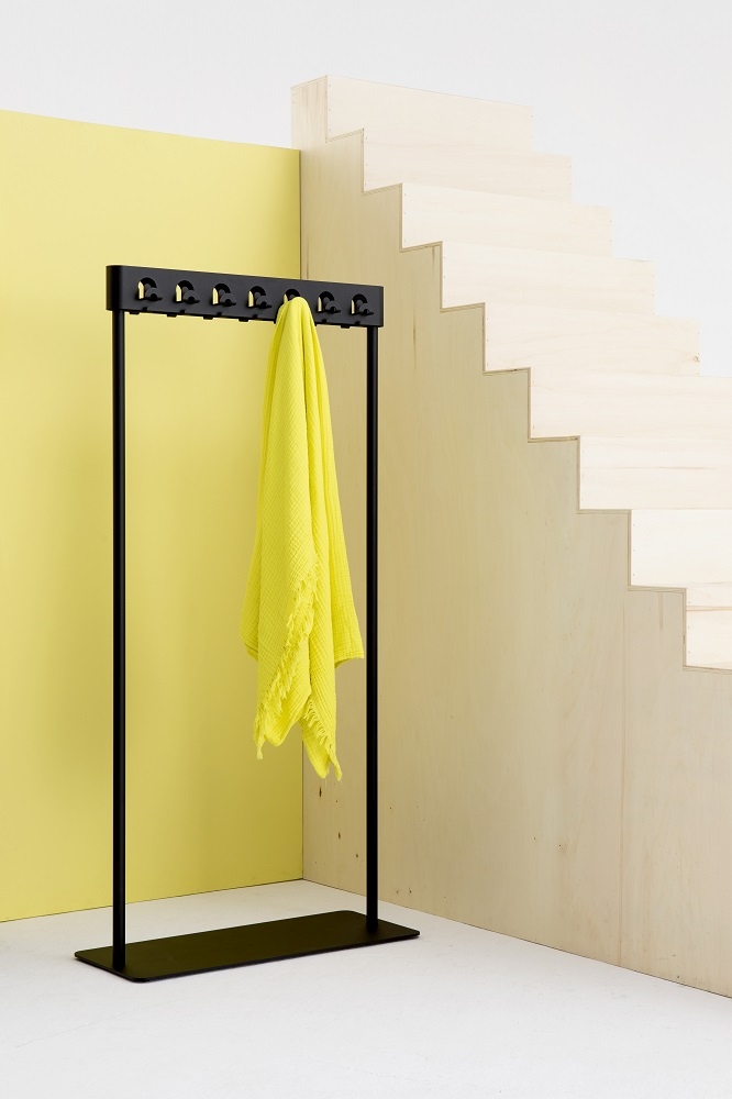 Schwarzer Flow Garderobenständer mit gelbem Tuch, moderner Design Garderobenständer für Büro und Zuhause.