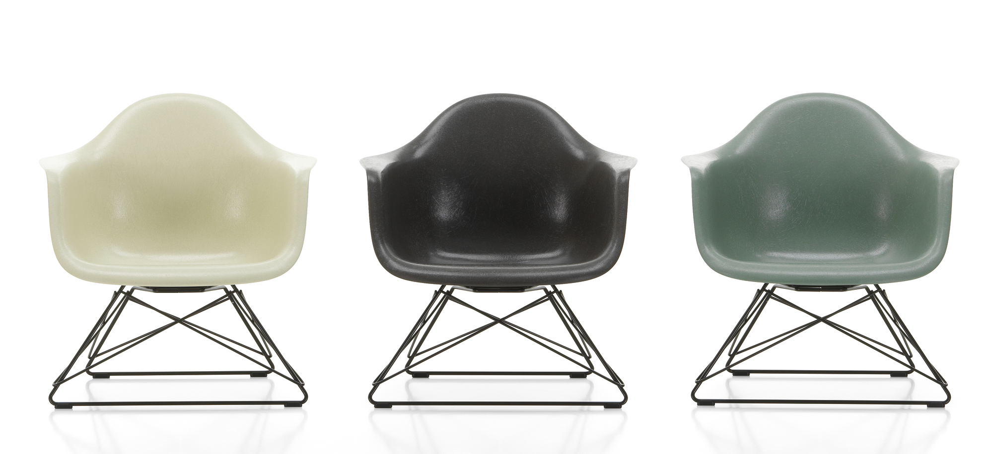 Vitra Eames Fiberglass Arm Chair LAR Stuhl in Beige, Schwarz und Grün auf filigranem Metallgestell.