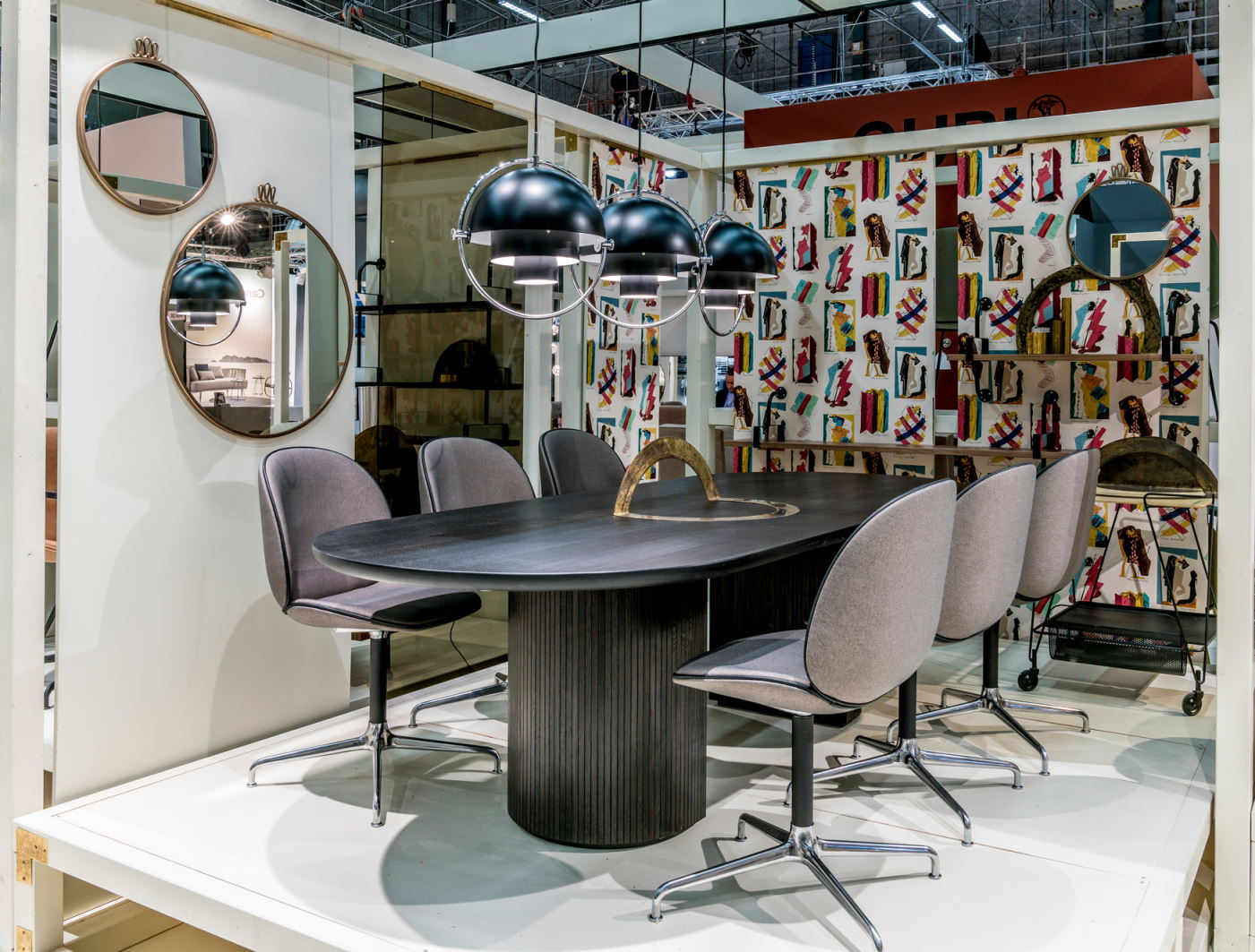 Elliptischer Moon Esstisch von Gubi mit Stühlen und Pendelleuchten in einem modernen Interieur.