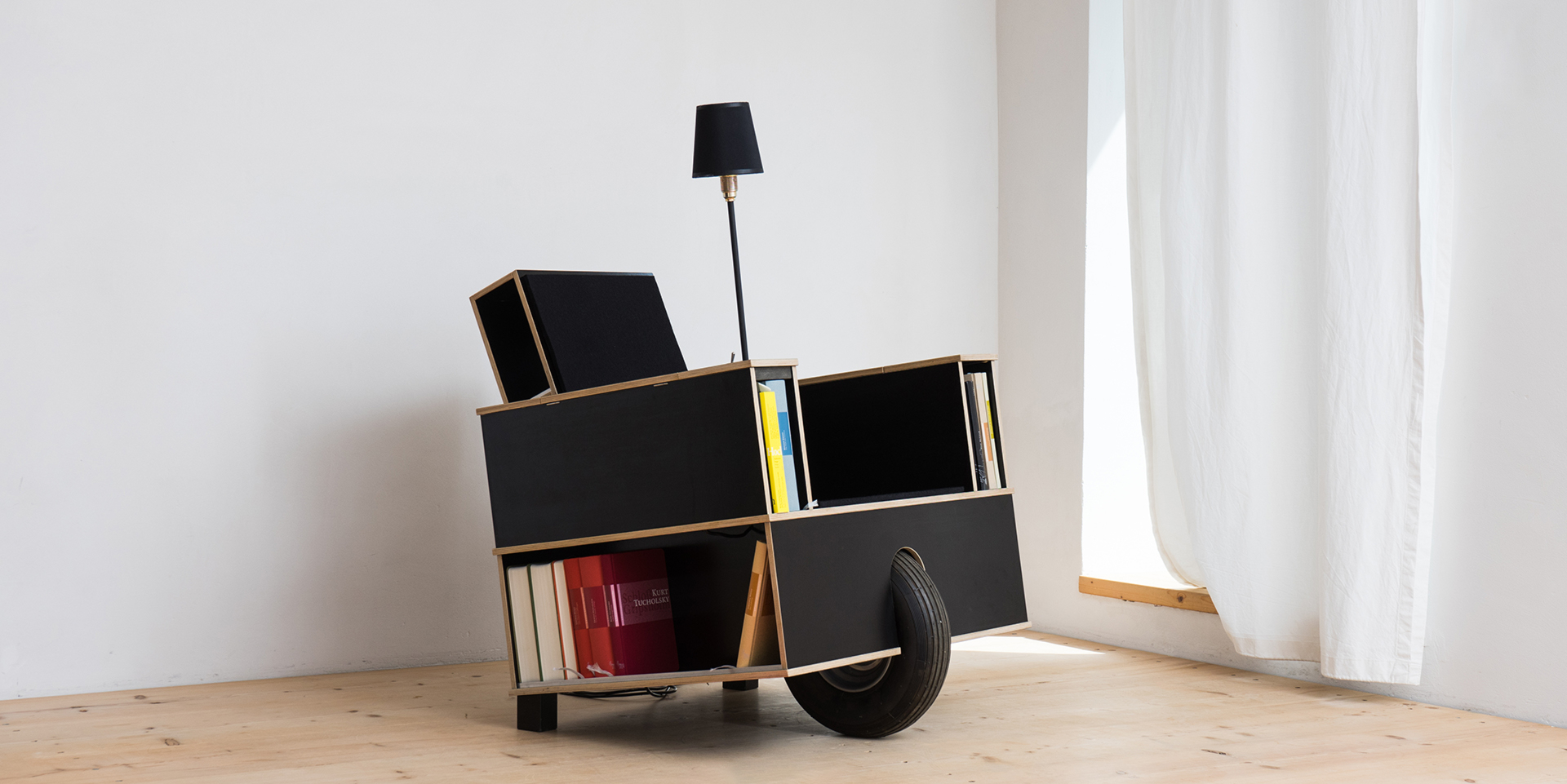 Bookinist Lesesessel von Nils Holger Moormann, ein mobiler Sessel mit Bücherregalen und Leselampe.