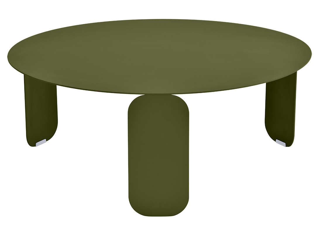 Bebop Low Table von Fermob, ein runder, olivgrüner Outdoor-Tisch mit drei Beinen.