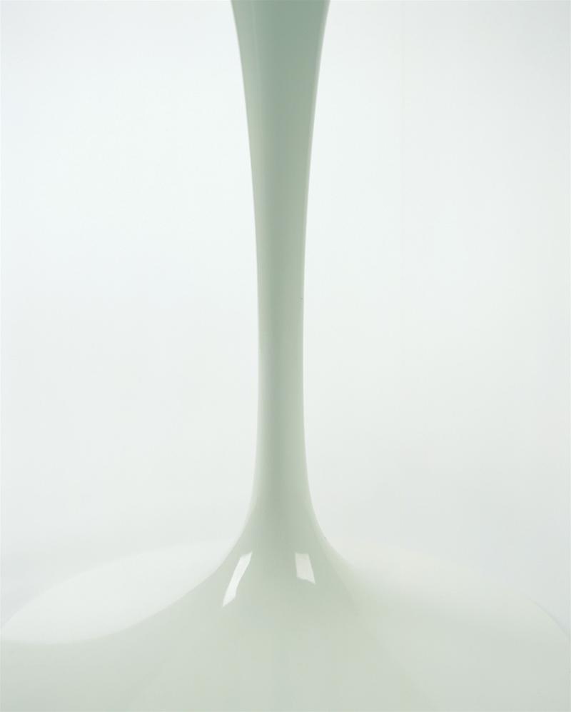 Detailaufnahme des Fußes vom runden Saarinen Tisch von Knoll International. Outdoor geeignet.
