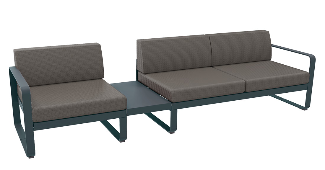 Bellevie Lounge Sofa von Fermob, Outdoor-Möbel mit Sessel, Tisch und Zweisitzer in Grau.
